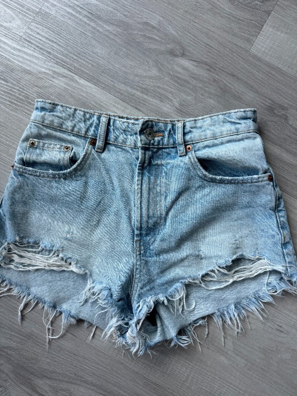ZARA TRF Mid-Rise Ripped Denim Shorts Light Wash Raw Hem Size US 4 / EU 36 - Picture 8 of 12